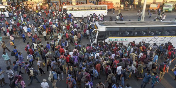 بھارتیوں نے کرفیو ہوا میں اڑا دیا، ہزاروں لوگ بس ٹرمینل پر امڈ آئے