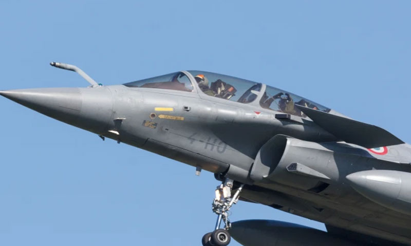 فرانس کا 64 سالہ شخص اُڑتے جنگی طیارے کے کاک پٹ سے باہر جا گرا