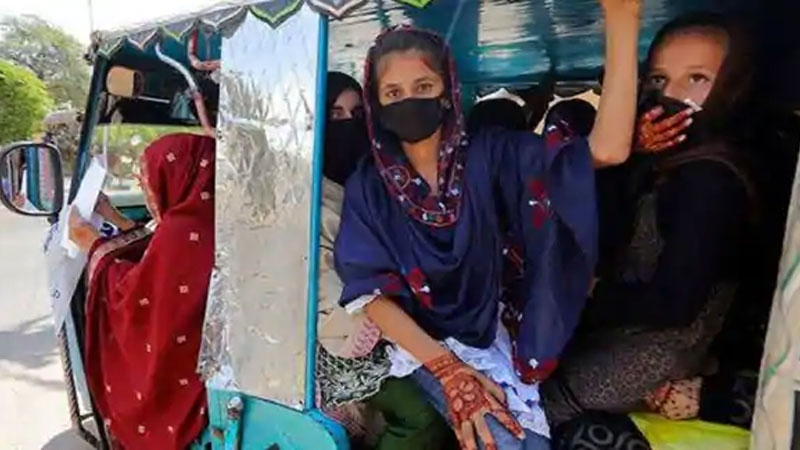 نئے سروے میں آدھے پاکستانی کورونا وائرس کے خطرات سے لاعلم نکلے