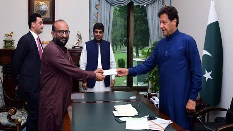 وزیر اعظم عمران خان عبدالستار ایدھی کے بیٹے کو نہ پہچان سکے