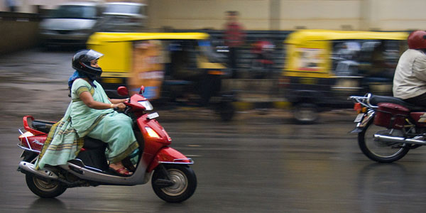 بھارت میں 48 سالہ ماں 14 سو کلومیٹر سکوٹری چلا کر بیٹے کو گھر لے آئی