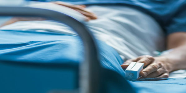 "معذرت میں اب آپ کا بوسہ نہیں لے سکوں گی" دو کورونا مریض اور ان کی بیٹیوں کا دکھ