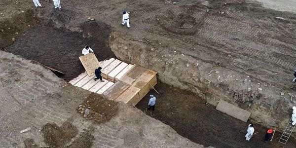 کورونا سے اموات میں شدت، امریکہ میں اجتماعی قبروں میں تدفین شروع