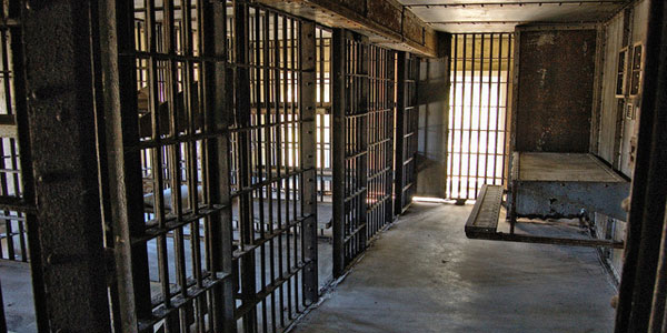 کورونا کے خدشات، شیریں مزاری کی سپریم کورٹ سے قیدیوں کی رہائی کی اپیل