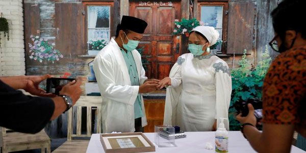 کورونا وبا کے دوران انڈونیشیا میں شادی کی انوکھی تقریب