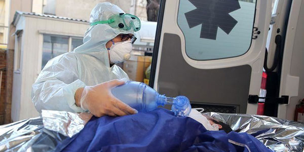 شہید یا ہیرو: وبا کے دنوں میں ڈاکٹرز مریضوں کو بچائیں یا خود کو؟