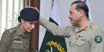 آرمی چیف کی اے ایس پی شہر بانو سے ملاقات، خاتون کو ہجوم سے بچانے پر کردار کو سراہا