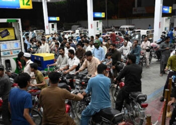 نگران حکومت کا جاتے جاتے عوام کو بڑا جھٹکا ، کل سے پٹرول کی قیمت میں کتنا بڑا اضافہ متوقع ؟ اوگرا نے سمری حکومت کو بھیج دی