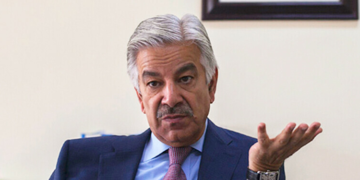 ’کچھ ایسی فائلیں سائن کیں جن میں لیفٹیننٹ اور کیپٹن رینک کے افغان شہریوں کو فوج سے نکالا گیا‘وزیر دفاع خواجہ آصف