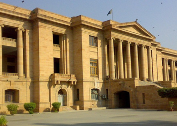 گھر میں مرغیاں کیوں پالیں ، خاتون معاملہ سندھ ہائیکورٹ لے آئی ، چیف جسٹس نے کیا دلچسپ ریمارکس دیے