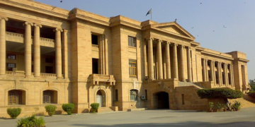 گھر میں مرغیاں کیوں پالیں ، خاتون معاملہ سندھ ہائیکورٹ لے آئی ، چیف جسٹس نے کیا دلچسپ ریمارکس دیے