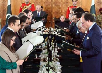 ڈار خارجہ، محسن نقوی داخلہ، خواجہ آصف وزیر دفاع ،19رکنی کابینہ میں کسے کونسی وزارت ملی، وزرا کو قلمدان سونپ دیے گئے