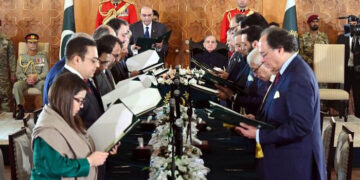 ڈار خارجہ، محسن نقوی داخلہ، خواجہ آصف وزیر دفاع ،19رکنی کابینہ میں کسے کونسی وزارت ملی، وزرا کو قلمدان سونپ دیے گئے