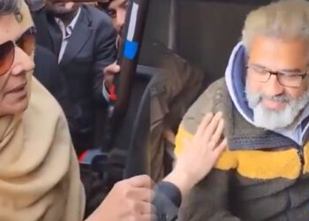 آپ ہمارے بہت بڑے لیڈر ہیں ، علیمہ خان کی عمران ریاض کو تھپکی اور پیار، ویڈیو سامنےآگئی