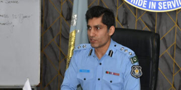 ڈی آئی جی آپریشنز سید شہزاد ندیم بخاری کا رات گئے اچانک تھانہ سنبل اور بھارہ کہو کا دورہ ، ناقص کارکردگی پر ایس ایچ او معطل