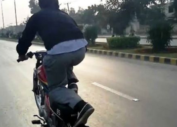 ون ویلنگ کرتے موٹرسائیکل سوارکی دوسری موٹرسائيکل کو ٹکر، 5 ماہ کا بچہ جاں بحق