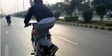 ون ویلنگ کرتے موٹرسائیکل سوارکی دوسری موٹرسائيکل کو ٹکر، 5 ماہ کا بچہ جاں بحق