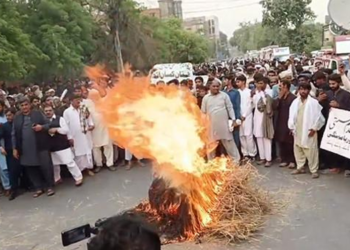 گندم خریداری شروع نہ ہونے کیخلاف کسانوں کا احتجاج،گندم کو آگ لگادی