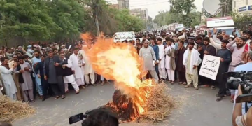 گندم خریداری شروع نہ ہونے کیخلاف کسانوں کا احتجاج،گندم کو آگ لگادی