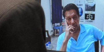 عمران خان کی سپریم کورٹ میں ویڈلنک سے پیشی کے موقع پر تصویر وائرل ہونے کے معاملے کی تحقیقات شروع