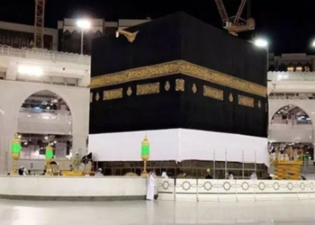 غلاف کعبہ کو زمین سے 3 میٹر اونچا کر دیا گیا ، ہر سال ایسا کیوں کیا جاتا ہے ؟