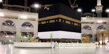 غلاف کعبہ کو زمین سے 3 میٹر اونچا کر دیا گیا ، ہر سال ایسا کیوں کیا جاتا ہے ؟