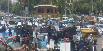 عدالتوں کی منتقلی پر وکلا کا احتجاج، پولیس کا لاٹھی چارج اور شیلنگ، پاکستان بار کونسل نے کل ہڑتال کی کال دیدی