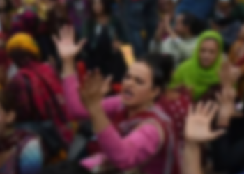 گجرات: پولیس تشدد کیخلاف خواجہ سراؤں کا تھانہ صدر کھاریاں پر پتھراؤ