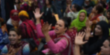 گجرات: پولیس تشدد کیخلاف خواجہ سراؤں کا تھانہ صدر کھاریاں پر پتھراؤ