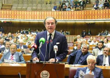 بجٹ میں تنخواہ دار طبقے پر عائد ٹیکس کم ہوگا یا مکمل ختم کیاجائے گا ؟ بڑی خبر سامنے آگئی