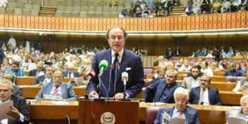 بجٹ میں تنخواہ دار طبقے پر عائد ٹیکس کم ہوگا یا مکمل ختم کیاجائے گا ؟ بڑی خبر سامنے آگئی