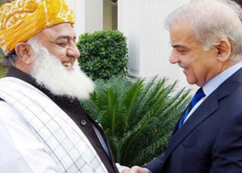 پی ٹی آئی /جے یو آئی مفاہمت خطرے میں ؟وزیراعظم شہباز شریف مولانا فضل الرحمان کو منانے ان کے گھر پہنچ گئے