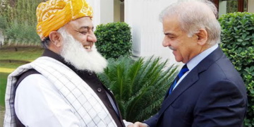 پی ٹی آئی /جے یو آئی مفاہمت خطرے میں ؟وزیراعظم شہباز شریف مولانا فضل الرحمان کو منانے ان کے گھر پہنچ گئے