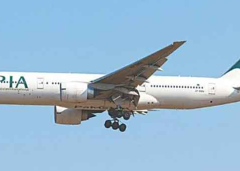 پی آئی اے کی حج پرواز میں دھماکے کی آواز، ریاض میں ہنگامی لینڈنگ