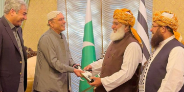آصف زرداری کا مولانافضل الرحمان کو انوکھا تحفہ