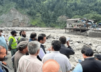 سیلابی ریلوں کے بعد سیاحتی مقام کمراٹ کا زمینی رابطہ منقطع، سیکڑوں سیاح پھنس گئے