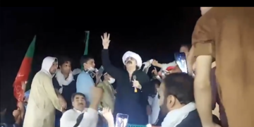 ہمیں سڑکوں پر نکال کر خود واپس کیوں جا رہے ہیں ، ہر صورت پنڈی جائیں گے، پی ٹی آئی کارکنوں کا علی امین کا راستہ روک کر دھرنے کا اعلان