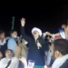 ہمیں سڑکوں پر نکال کر خود واپس کیوں جا رہے ہیں ، ہر صورت پنڈی جائیں گے، پی ٹی آئی کارکنوں کا علی امین کا راستہ روک کر دھرنے کا اعلان