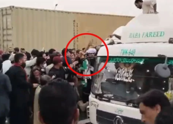 علی امین گنڈاپور نےغصے میں کلاشنکوف سے ٹرک کے شیشے توڑ دیے