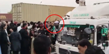 علی امین گنڈاپور نےغصے میں کلاشنکوف سے ٹرک کے شیشے توڑ دیے