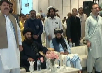 پشاور: افغان قونصل جنرل کی سفارتی آداب کی خلاف ورزی، قومی ترانے کے احترام میں کھڑے نہ ہوئے