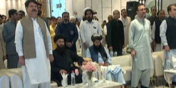 پشاور: افغان قونصل جنرل کی سفارتی آداب کی خلاف ورزی، قومی ترانے کے احترام میں کھڑے نہ ہوئے