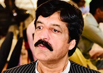 وزیر اعظم کو کیا پڑی ہے یہ کہنے کی کہ میں چیف جسٹس منتخب کروں گا، جسے ساتویں نمبر سے اٹھا کر لائے اس نے جوتے مارے، چوتھے نمبر والے نے بھی جو کیا سب کو معلوم ہے ، گورنر پنجاب