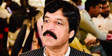 وزیر اعظم کو کیا پڑی ہے یہ کہنے کی کہ میں چیف جسٹس منتخب کروں گا، جسے ساتویں نمبر سے اٹھا کر لائے اس نے جوتے مارے، چوتھے نمبر والے نے بھی جو کیا سب کو معلوم ہے ، گورنر پنجاب