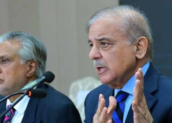 آئینی پیکج، حکومت کو شدید شرمندگی، معاملہ خفیہ رکھنے کے بجائے قبل از وقت کھُل گیا، مولانا کی ذمہ داری کن دو افراد کو سونپی گئی تھی ؟
