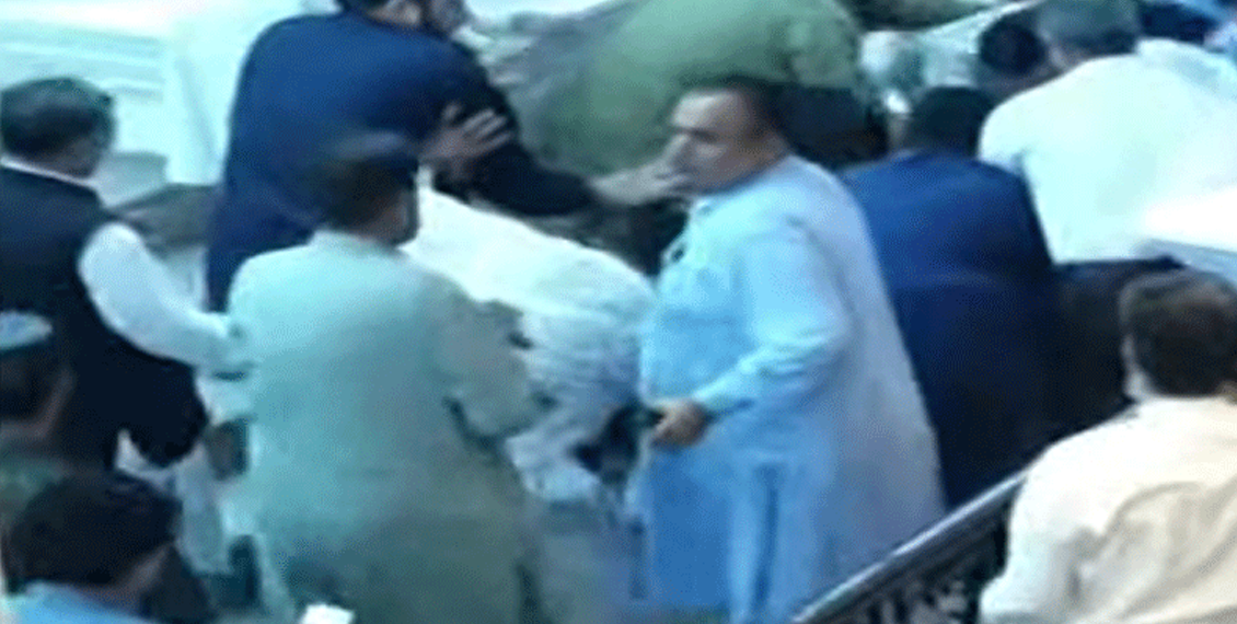 خیبر پختونخوا اسمبلی اجلاس کے دوران لاتیں، مکے اور گھونسے چل گئے