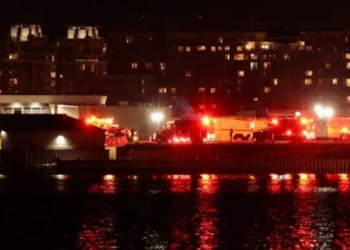 واشنگٹن: مسافر طیارہ فوجی ہیلی کاپٹر سے ٹکرا کر دریا میں گرگیا، 18 لاشیں نکال لی گئیں، مزید ہلاکتوں کا خدشہ