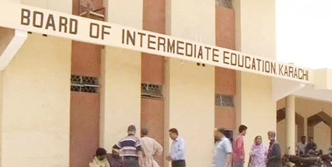 گیارہویں جماعت کے بچوں نے پرچوں میں کیا کچھ لکھا ، ایک بچے نے تو کاپی میں ہزار کا نوٹ رکھ کر لکھا مجھے پاس کردیں: چیئرمین انٹربورڈ کے حیران کن انکشافات