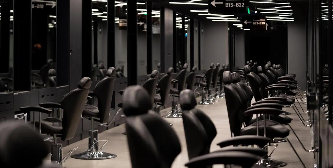 حاجیوں اور عمرہ زائرین کیلئے مکہ مکرمہ کے کلاک ٹاورسینٹر میں دنیا کا سب سے بڑا سیلون کھل گیا