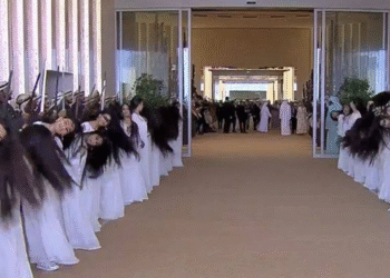 صدر ٹرمپ کی یو اے ای آمد پر ان کے استقبال کیلئے کیا جانے والا رقص ” العیالۃ” تنقید کی زد میں کیوں ؟ توقیر بُھملہ امارات کے روایتی رقص بارے تاریخی حقائق سامنے لے آئے